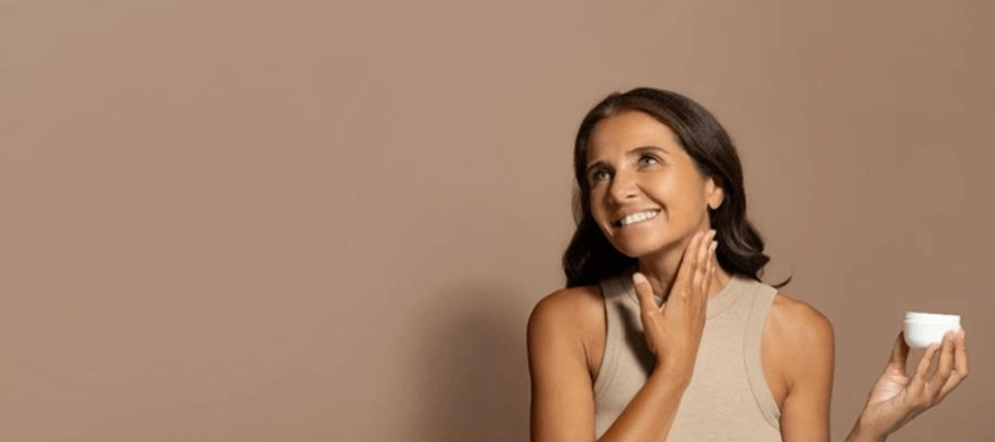 mulher segura pote de produto e aplica no rosto