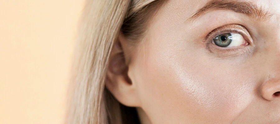 mulher loira com olhos claros e pele luminosa