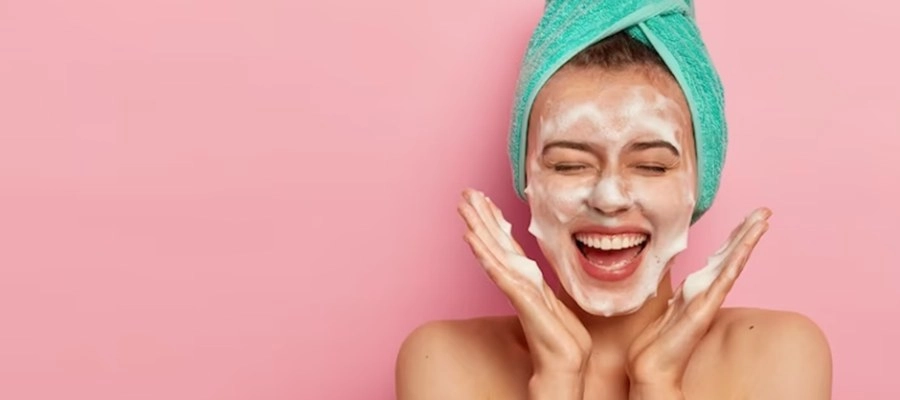 Imagem do post Espuma de limpeza facial: quando é indicada para a rotina de skincare?