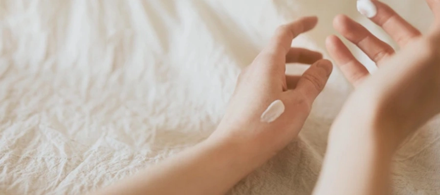 Imagem do post Como usar hidratante para as mãos? Dicas para melhorar o ressecamento