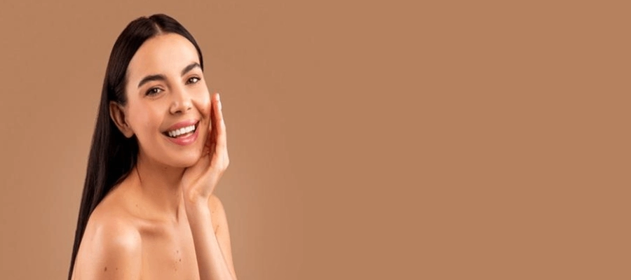 ma-646-mulher-branca-de-cabelo-preto-sorri-com-a-mão-no-rosto